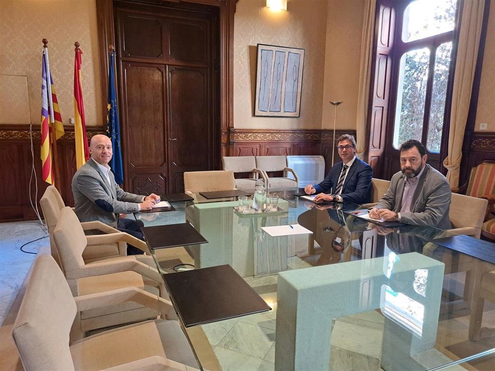 El vicepresidente del Govern, Antoni Costa, con el director general de Presupuestos y Financiación, Bartomeu Alcover, y el presidente del Consell de Menorca, Adolfo Vilafranca