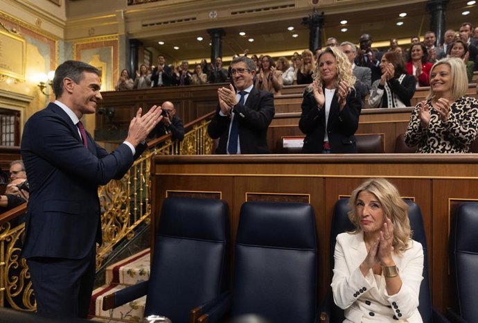 El presidente del Gobierno en funciones y candidato a la reelección, Pedro Sánchez, y la líder de Sumar y vicepresidenta segunda y ministra de Trabajo y Economía Social en funciones, Yolanda Díaz, aplauden durante el debate de investidura. 