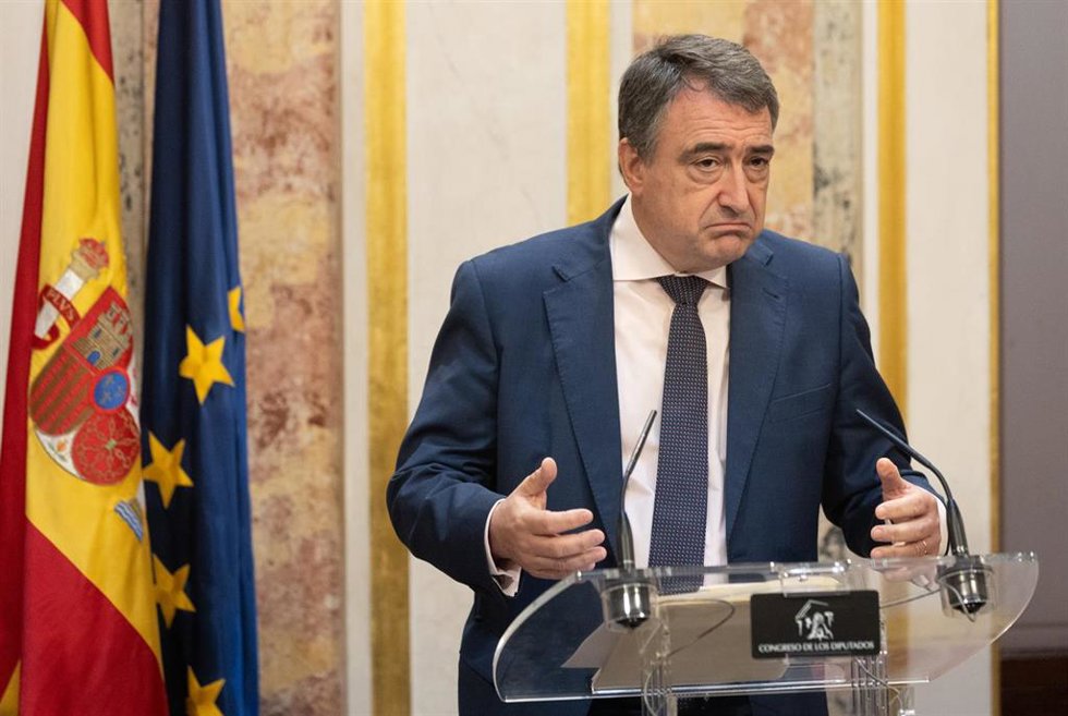 El portavoz del PNV, Aitor Esteban, ofrece una rueda de prensa posterior al discurso de investidura del presidente del Gobierno en funciones, en el Congreso de los Diputados, a 15 de noviembre de 2023, en Madrid (España). 