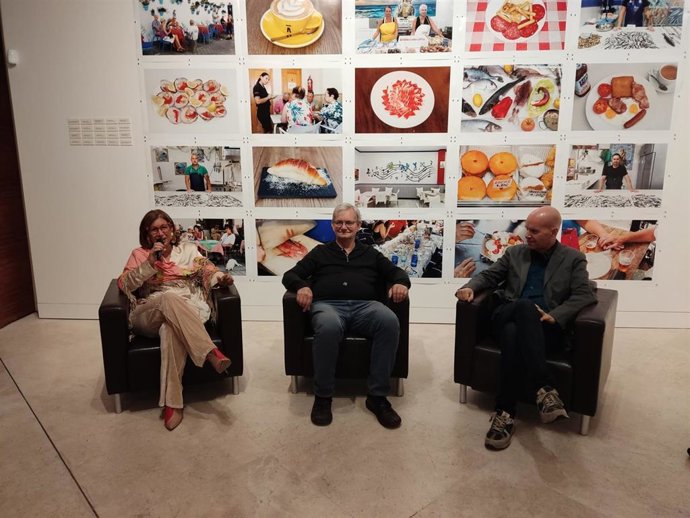 La delegada territorial de Turismo, Cultura y Deporte, Gemma del Corral, y el director del Centro Andaluz de la Fotografía, Juan María Rodríguez, junto a Martin Parr, uno de los fotógrafos más influyentes de las últimas décadas.