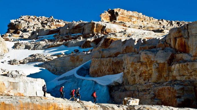 Turistas visitando un parque natural en Colombia