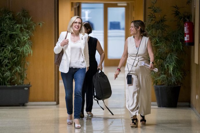 Archivo - La presidenta de Asufin, Patricia Suárez (i), a su llegada a una reunión con las patronales bancarias, las asociaciones de usuarios financieros y el gobernador del Banco de España, a 29 de junio de 2023, en Madrid (España).