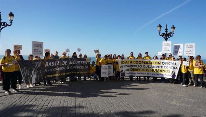 La Coordinadora Andaluza de ONGD protestan en Cádiz por los recortes en cooperación internacional por parte de la Junta.