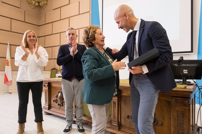 El consejero de Educación, Sergio Silva (d), y la presidenta de la APC,Dolores Galalrdo, en el acto del 25 aniversario del Proyecto Interaulas.