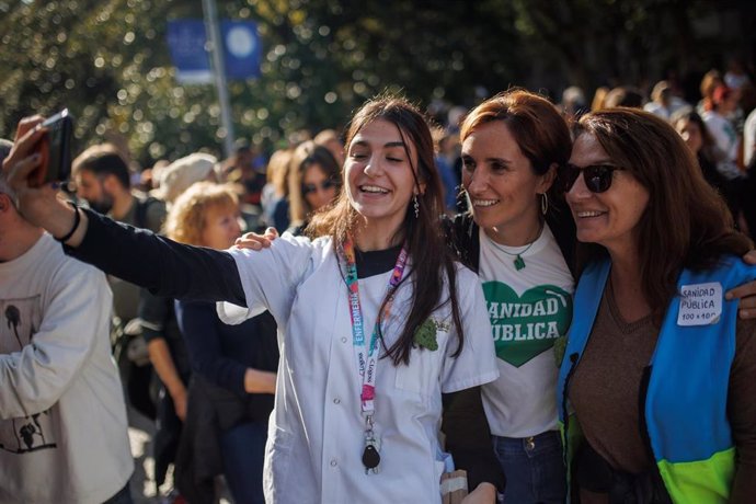 Archivo - La portavoz de Más Madrid en la Asamblea, Mónica García, en la marcha por la Sanidad Pública.