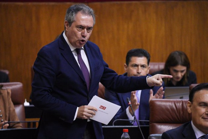 El secretario del PSOE-A, Juan Espadas, durante su turno de palabra en la sesión de control al Gobierno. A 15 de noviembre de 2023, en Sevilla (Andalucía, España). Primera Jornada de Pleno en la que se incluye las preguntas de los grupos parlamentarios 