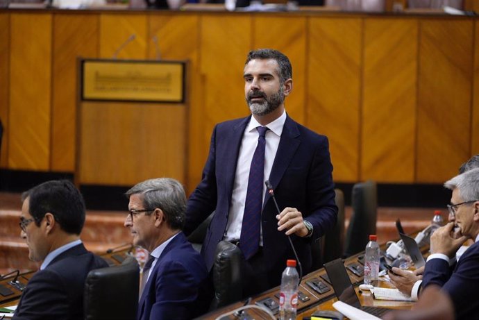 El consejero de Sostenibilidad, Medio Ambiente y Economía Azul, Ramón Fernández Pacheco, en el Parlamento de Andalucía.