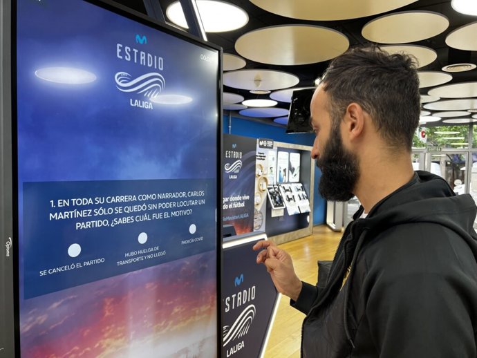 Un espectador de 'Estadio Movistar LaLiga', un espacio interactivo dedicado al fútbol.