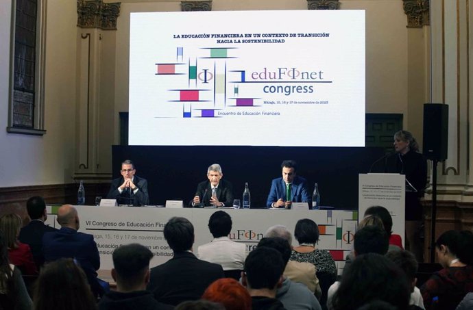 El director general de la Fundación Bancaria Unicaja, Sergio Corral; el director del Proyecto Edufinet, José M. Domínguez, y José María López, en representación de Unicaja Banco, en la inauguración de VI Congreso de Edufinet de Unicaja