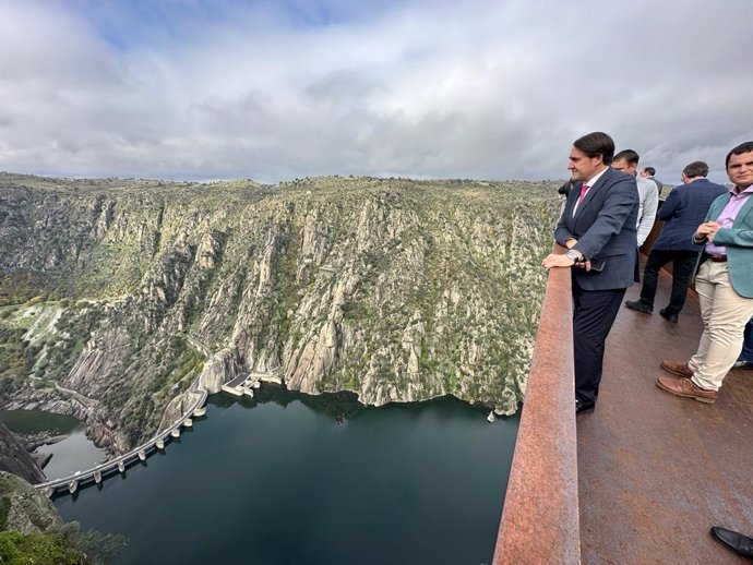 El consejero Juan Carlos Suárez-Quiñones en su visita al Mirador del Fraile en Aldeadávila de la Ribera (Salamanca)