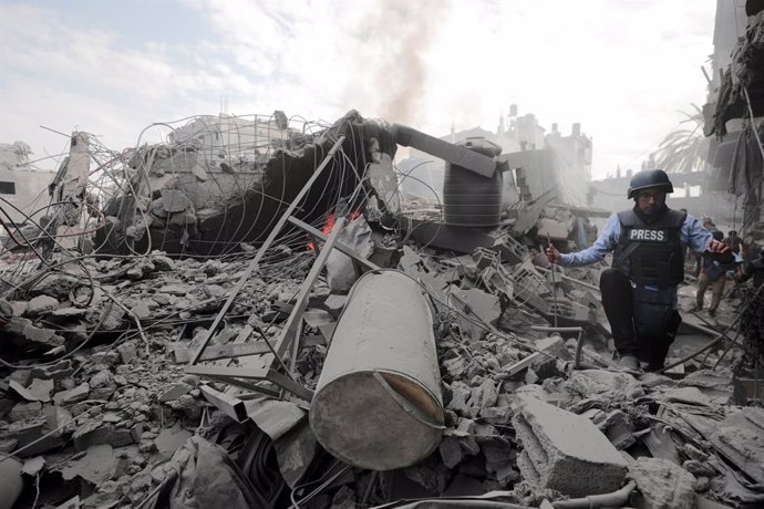 13 November 2023, Palestinian Territories, Bureij: Palestinians inspect the destroyed house of the Ghanem family following an Israeli airstrike on the Bureij refugee camp in the central Gaza Strip. Photo: -/APA Images via ZUMA Press Wire/dpa