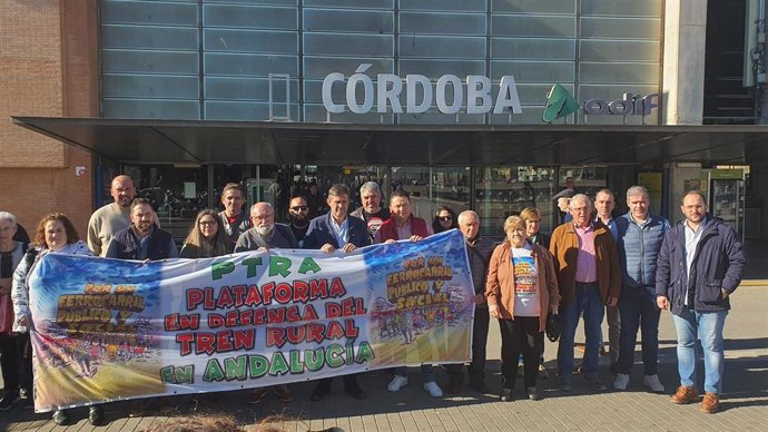 Representantes de la Plataforma en Defensa del Tren Rural de Andalucía ante la estación de ferrocarril en Córdoba.