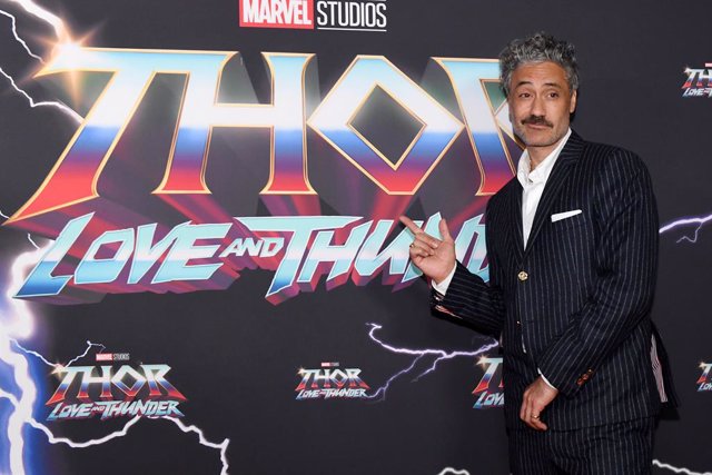 Archivo - Taika Waititi attends the red carpet ahead of an Australian screening of Thor: Love and Thunder at Hoyts Cinema in Sydney, Monday, June 27, 2022. (AAP Image/Bianca De Marchi) NO ARCHIVING