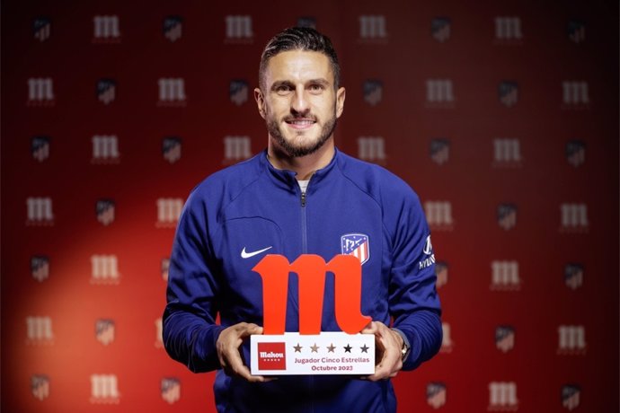 Jorge Resurrección 'Koke' posando junto al trofeo Mahou al 'Jugador Cinco Estrellas' del mes de noviembre.