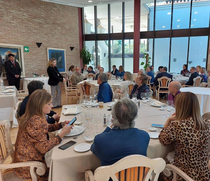 La delegada territorial de Empleo, Empresa y Trabajo Autónomo de la Junta, Carmen Sánchez Sierra, durante un almuerzo para divulgadores gastronómicos por el 30 aniversario de en 'La Cónsula'