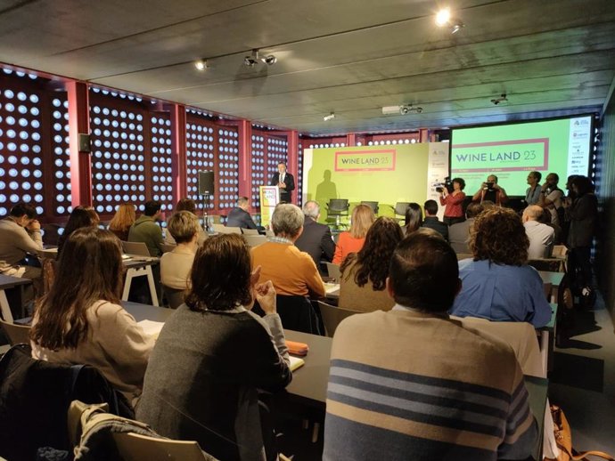 El alcalde de Logroño, Conrado Escobar, inaugura Wine Land 2023 que se celebra en el CCR