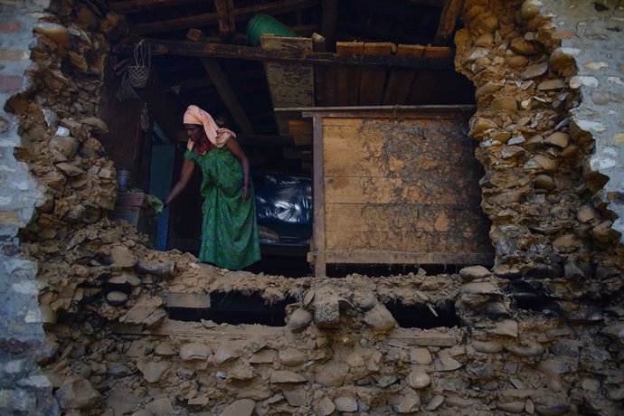 06 November 2023, Nepal, Jajarkot: A woman looks for her belongings in her destroyed home after a powerful earthquake that hit Jajarkot and Rukum districts, leaving more than 157 dead and 200 people injured in Jajarkot. Photo: Skanda Gautam/ZUMA Press W