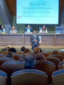 El delegado de Desarrollo Educativo en Huelva, Carlos Soriano, en el encuentro.