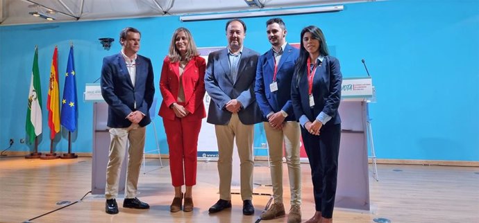 Los catedráticos María Mosquera y Casimiro Mantell, antes de participar en el debate por las elecciones al Rectorado de la Universidad de Cádiz.