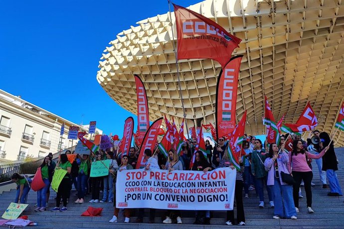 Concentración de la plantilla de las escuelas infantiles para reclamar el "desbloqueo" del convenio, en Las Setas de la Encarnación.