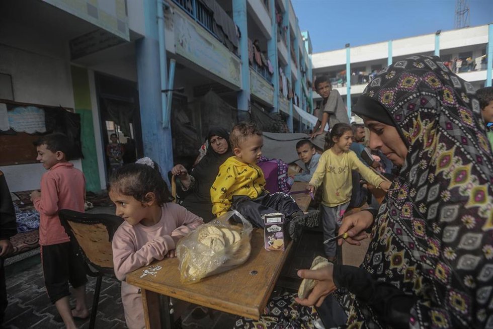 Imagen de archivo de palestinos buscando refugio en una escuela de la UNRWA en Gaza.