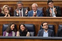 Feijóo pregunta a Sánchez por qué cesará a Irene Montero y la ministra asiente resignada