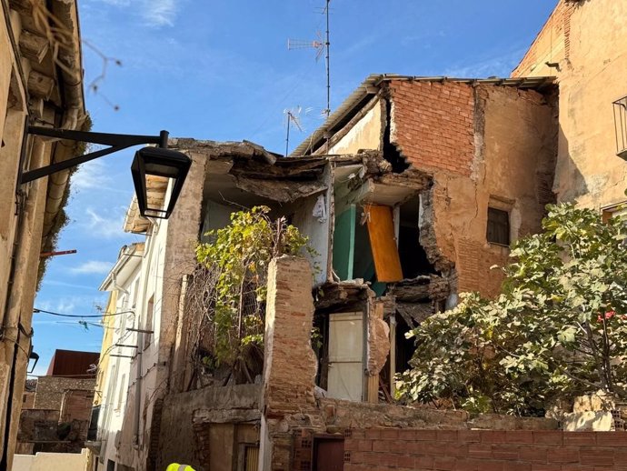 Bomberos actúan tras el derrumbe de la medianera de un inmueble de la calle Olivo de Calahorra