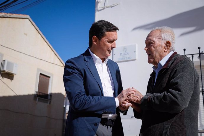 El presidente del PP de Almería, Javier Aureliano García, junto al alcalde de Chercos, José Antonio Torres.