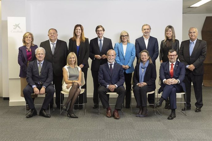 El presidente de CaixaBank, José Ignacio Goirigolzarri, con los miembros del Comité Consultivo.