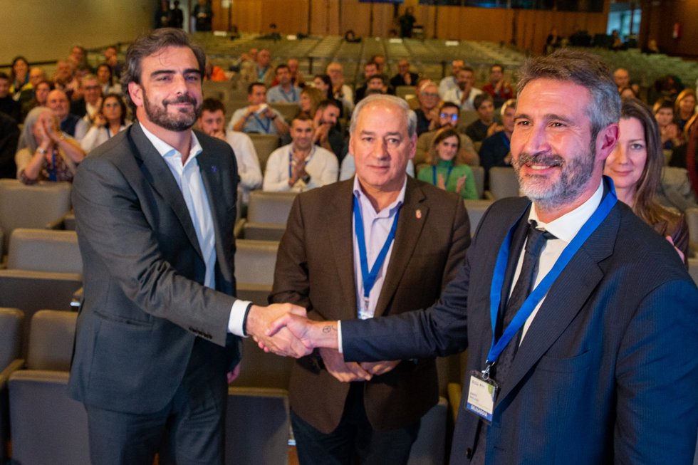 El vicepresidente primero de la Xunta, Diego Calvo, y el recién elegido vicepresidente de la Fegamp, Alberto Varela