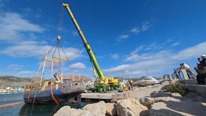 PortsIB retira el barco hundido en la bahía de Pollena