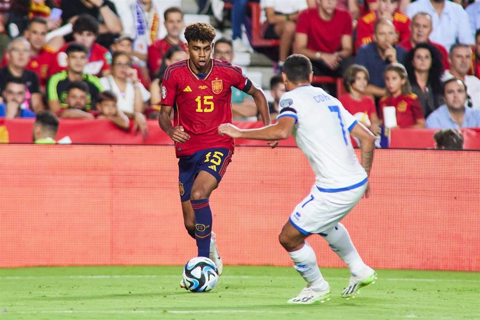 Archivo - Lamine Yamal encara a un rival en el España-Chipre de clasificación para la EURO 2024