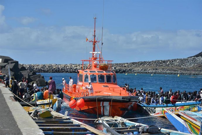 Llegada de la patera al muelle de La Restinga