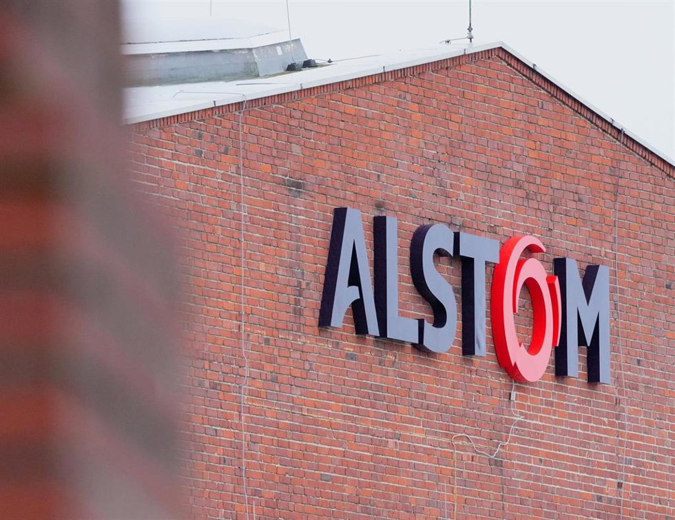 Archivo - FILED - 21 March 2023, Brandenburg, Hennigsdorf: The company logo at the main entrance to the rail vehicle manufacturer Alstom. Photo: Soeren Stache/dpa