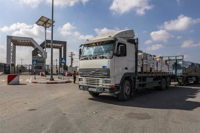 Un camión con ayuda humanitaria en el paso de Rafá, en la frontera entre Egipto y la Franja de Gaza