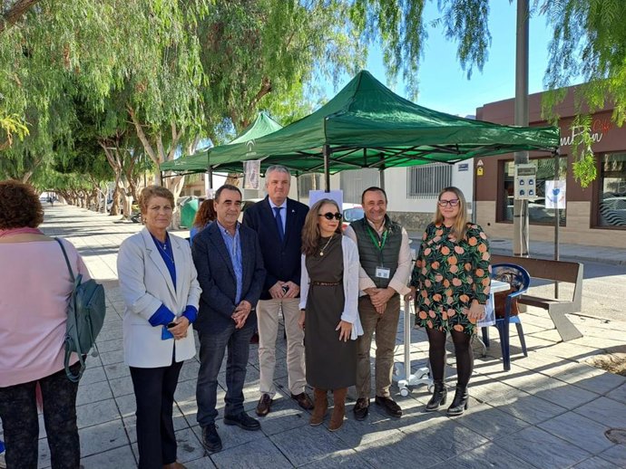 El alcalde de La Mojonera (Almería), José Miguel Hernández, junto al delegado territorial de Salud y Consumo, Juan de la Cruz Belmonte.
