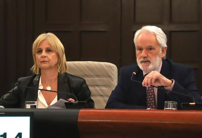 La alcaldesa de Jerez, María José García-Pelayo, y el teniente de alcaldesa de Presidencia, Agustín Muñoz, durante el pleno extraordinario de noviembre.