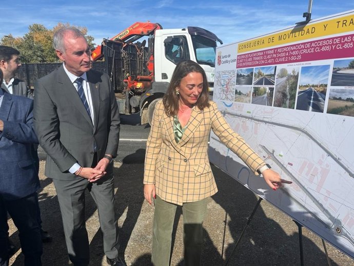 La consejera de Movilidad y Transformación Digital de la Junta de Castilla y León, María González Corral, junto al alcalde de Segovia, José Mazarías, en la visita a las obras del enlace de la CL-607 y la CL-605.