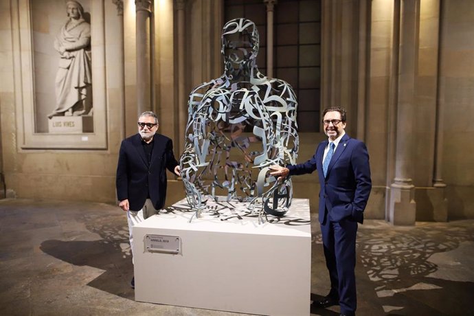 El artista Jaume Plensa y el rector de la UB Joan Gurdia, junto a la escultura 'Arrels'