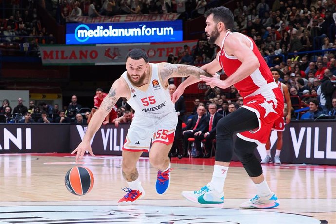 Mike James durante el Olimpia Milano-Mónaco de la Euroliga 23-24