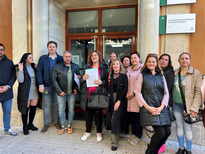 Los alcaldes de Campillo de Arenas y Noalejo, junto a miembros del Ampa, ante la Delegación de Desarrollo Educativo.