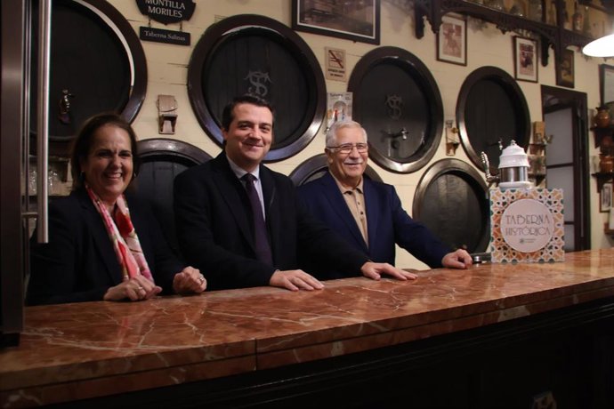 José María Bellido, Blanca Torrent y Manuel Jiménez en la Taberna Salinas de Córdoba.