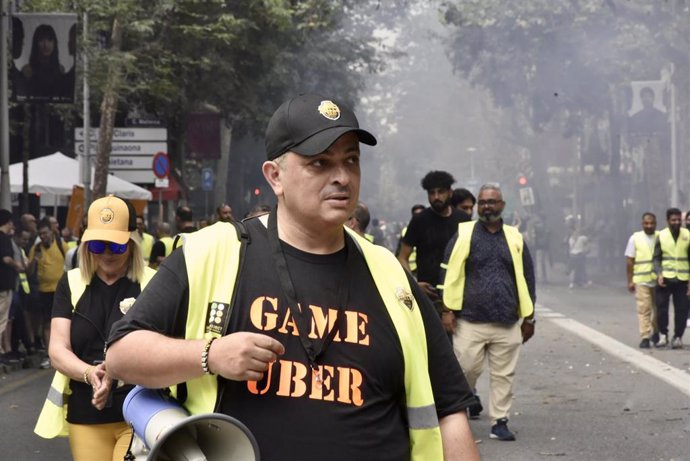 Archivo - El portavoz de Élite Taxi, Tito Álvarez, durante una marcha lenta hasta la Delegación del Gobierno.