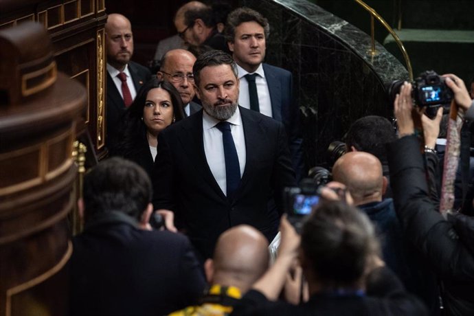 (I-D) La portavoz de VOX en el Congreso, Pepa Millán y el líder de VOX, Santiago Abascal, a su llegada a la primera sesión del debate de investidura de Sánchez como presidente de Gobierno, en el Congreso de los Diputados, a 15 de noviembre de 2023, en M