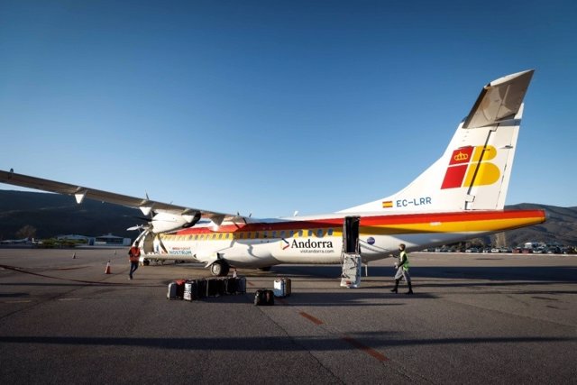 Un avió d'Air Nostrum a l'Aeroport d'Andorra-la Seu