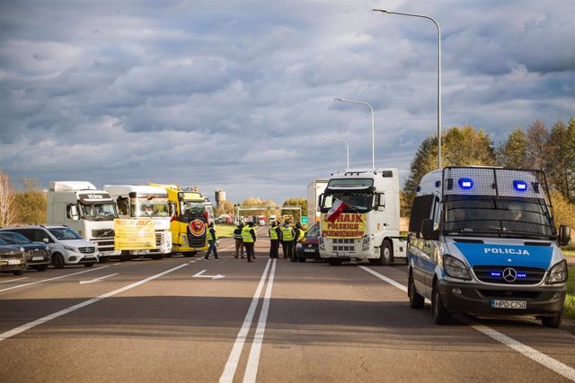 Transportistas polacos bloquean la frontera con Ucrania