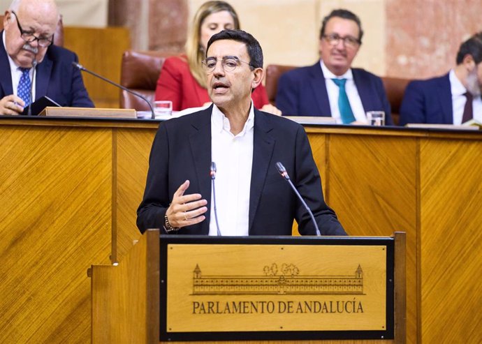 El diputado del PSOE-A Mario Jiménez defiende una proposición no de ley (PNL) del Grupo Socialista en el Pleno del Parlamento andaluz.