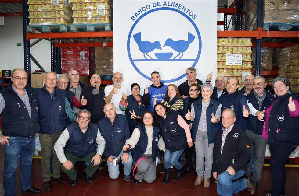 Iago Aspas con el chaleco de Banco de Alimentos.