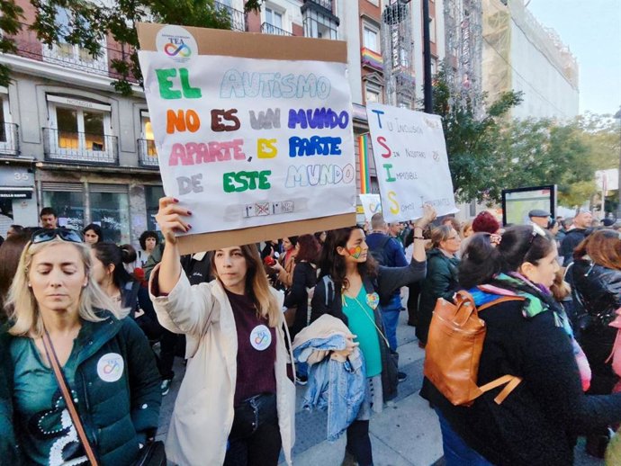 Protesta frente a la Consejería de Educación contra el "desmantelamiento" de las aulas TEA.