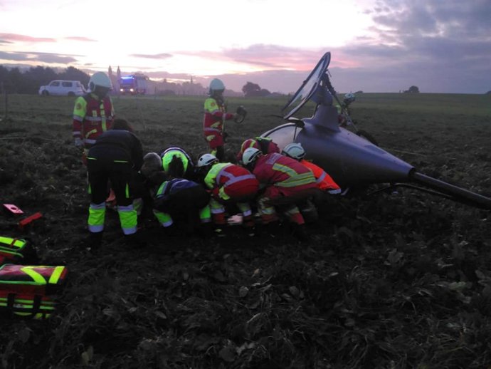 Helicóptero estrellado en un campo de vuelo en Cóbreces, con dos varones heridos
